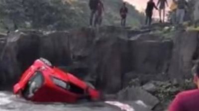 شخص لا يجيد السباحة يلقي بنفسه وسط شلال لإنقاذ ابنته | فيديو