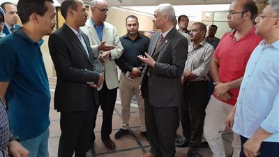 نائب رئيس جامعة أسيوط يتابع انتظام أعمال التنسيق الإلكتروني