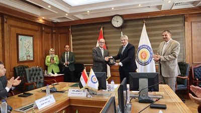 عاشور يستعرض تقريرًا حول اجتماع المجلس الأعلى لشئون الدراسات العليا والبحوث