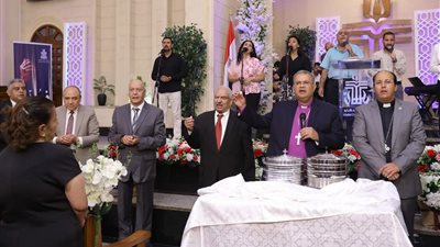 رئيس الطائفة الإنجيلية يشهد انضمام أعضاء جدد لكنيسة الأزبكية