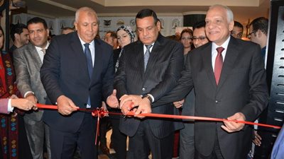 وزير التنمية المحلية ومحافظ الجيزة يفتتحان معرض الحرف التراثية
