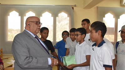 رئيس جامعة الأقصر يتفقد إنطلاقة برنامج جامعة الطفل بالكليات