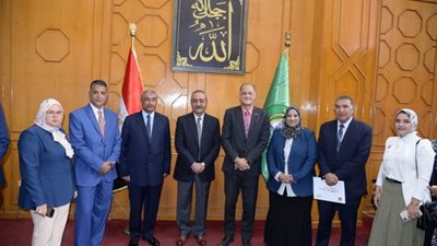 محافظ الإسماعيلية يكرم قيادات التعليم تقديرا لجهودهم