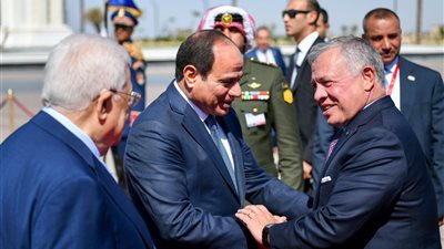 الرئيس السيسى يودّع عاهل الأردن والرئيس الفلسطيني بعد قمة ثلاثية بالعلمين