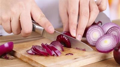 10 طرق للتخلص من رائحة البصل فى اليدين