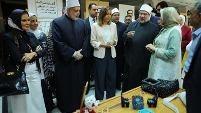 الضويني وعدد من الشخصيات يفتتحون معرض 