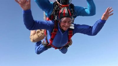امرأة تحتفل بعيد ميلادها الـ90 بالقفز من ارتفاع 12 ألف قدم