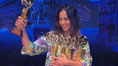 داليا البحيري تهدي جوائز مسرحية 