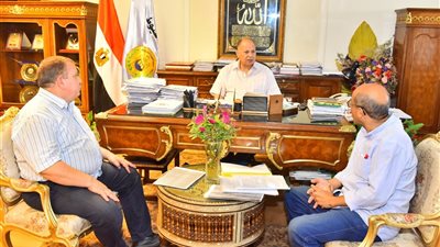 محافظ أسيوط يستعرض ترفيق مجمع الصناعات الزراعية بالكوم الاحمر