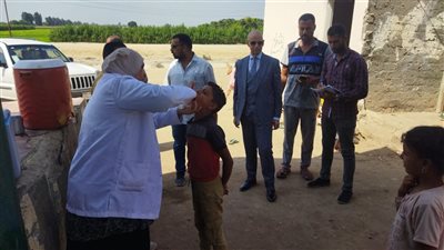 مديرالصحة يتابع تطعيم الأطفال المتخلفين بمناطق الصالحية النائية