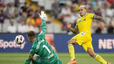 حارس برشلونة يكشف سبب حصوله على بطاقة صفراء أمام قادش