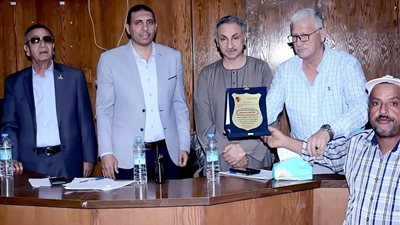 رئيس مدينة سمالوط يكرم بعض أسر الشهداء والمتميزين رياضيًا