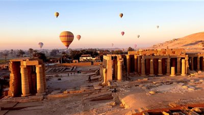 تحليق 19 رحلة بالون طائر تقل 320 سائحا في سماء الأقصر