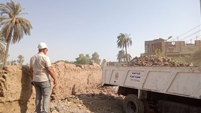 رفع 20 طن مخلفات وتسوية نواتج الحفر ضمن مشروعات حياة كريمة
