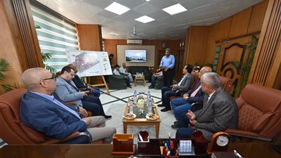 وزير الإسكان يتابع سير العمل بمختلف القطاعات ببرج العرب الجديدة