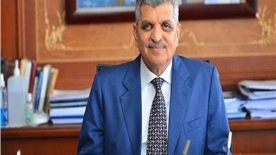 أسامة ربيع:الانتهاء من قطر الناقلة العاطلة خارج المجرى الملاحى بواسطة 4 قاطرات