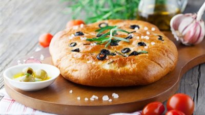 خبز فرنسي بالزيتون والطماطم المجففة