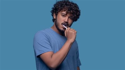 فرشاة الأسنان تأوي البكتيريا ويجب تنظيفها بانتظام