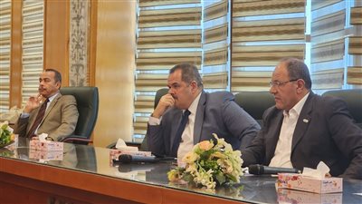 الطيار أحد منصور يستعرض نظام الإدارة المتكامل بمطار الغردقة