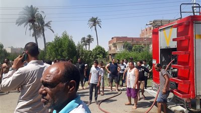السيطرة على حريق سيارة رحلات أمام احد فنادق فايد بالإسماعيلية.صور