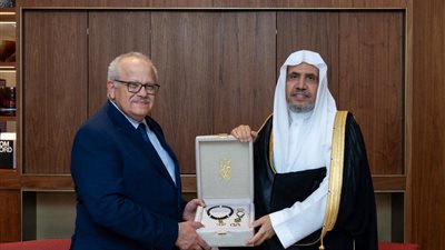 رئيس هيئة علماء المسلمين يكرم رئيس جامعة القاهرة