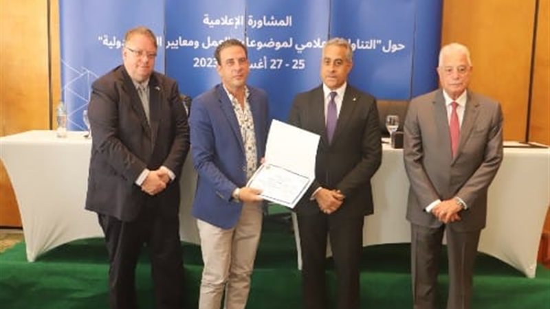 وزير العمل يُكرم