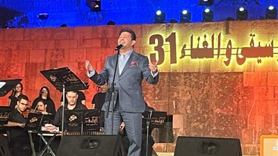 بأغنية 