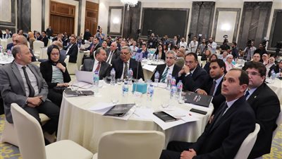 عاشور يؤكد على توفير الرعاية الصحية والاجتماعية للطلاب الوافدين