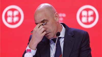 والدة رئيس الاتحاد الإسبانى لكرة القدم تضرب عن الطعام بعد الهجوم