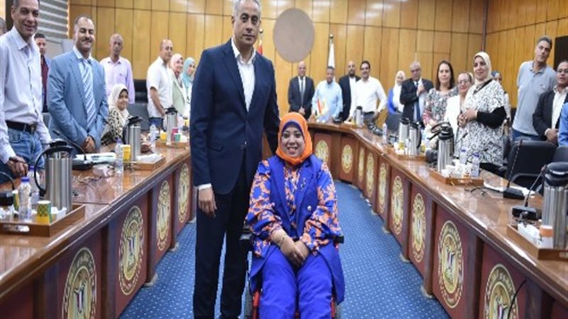 وزير العمل يلتقي