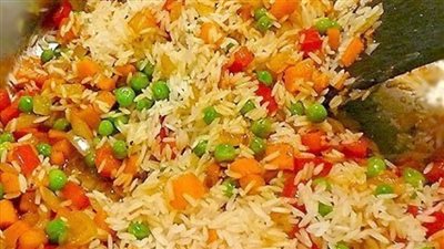 الأرز المدخن بالدجاج والخضار لسفرة مميزة