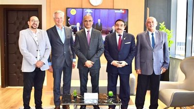نائب وزير الإسكان يستقبل مجموعة من مسئولي شركات معالجة الصرف الصحي