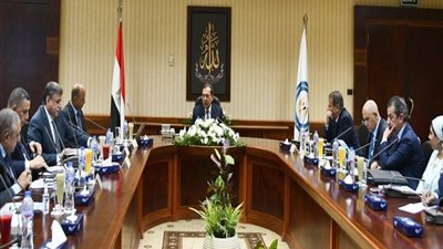 الملا يتابع تنفيذ مشروعات جديدة لزيادة انتاج وتكرير البترول