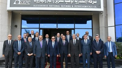 الملا يتفقدأعمال التطوير بمشروعات تكريروتصنيع البترول بالإسكندرية
