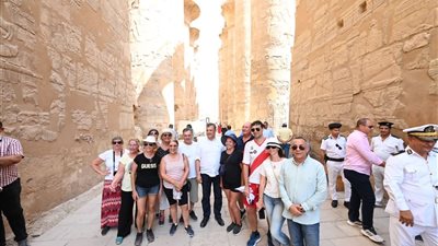 وزير السياحة يلتقي مجموعات من السائحين بوادي الملوك ومعابد الكرنك