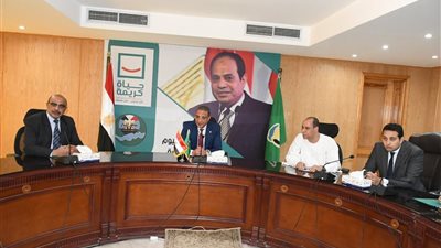الانصاري يبحث شكاوى عزبة الشركة بقرية سيلا بالفيوم