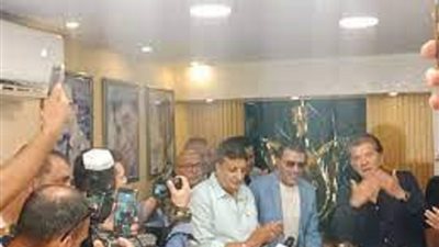وليد توفيق يهدى تكريمه من 
