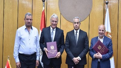 وزير العمل يشهد نجاح مفاوضة جماعية تُحقق مُكتسبات لـ