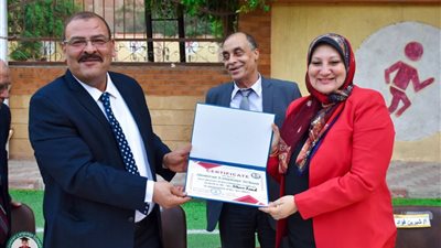 مدارس العمران تكرم اوائل الاعدادية بحضور مدير عام الهرم