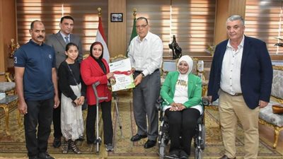 محافظ الشرقية يُكرم بطلة رفع الأثقال ريحاب أحمد رضوان