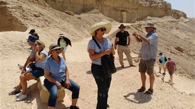 وفد متعدد الجنسيات يزور المناطق الأثرية بتل العمارنة وبنى حسن