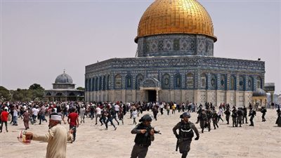 عشرات المستوطنين يقتحمون باحات الأقصى.. وقوات الاحتلال تعتقل 5 فلسطينين