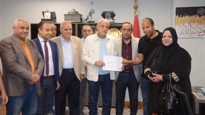 هيئة المجتمعات تسلم أول رخصة بناء لقطع أراضى التقنين بالشروق /صور