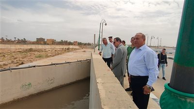 محافظ شمال سيناء يتابع عمليات تصريف مياه الأمطار من شوارع العريش