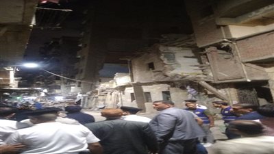 اخلاء١١عقار بكرموز في اعقاب انهيار عقار وميل اخر