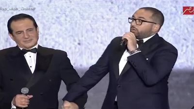 نجل الفنان محمد ثروت يقتحم المسرح ويغني 