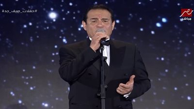 محمد ثروت يقدم أداءً قويًا واستثنائيًا في أغنية 