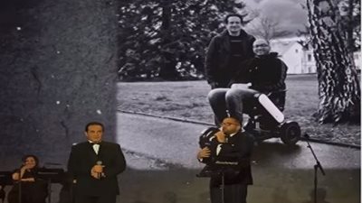 فيديو.. مشاعر إنسانية بين محمد ثروت ونجله على مسرح بنش مارك