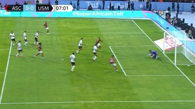 رضا سليم ينفرد بالمرمى ويلعبها فى جسد حارس اتحاد العاصمة الجزائرى