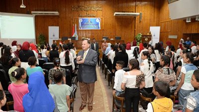 سعد يواصل توزيع الشنط المدرسية على التلاميذ الأولى بالرعاية